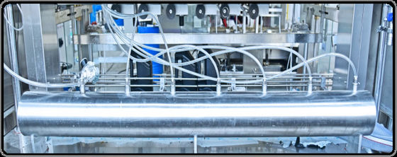 1-4L 21 Bpm αφρίζοντας ζυγίζοντας υγρή πλήρωσης μηχανή πλήρωσης μπουκαλιών μηχανών ημι αυτόματη 2.0KW