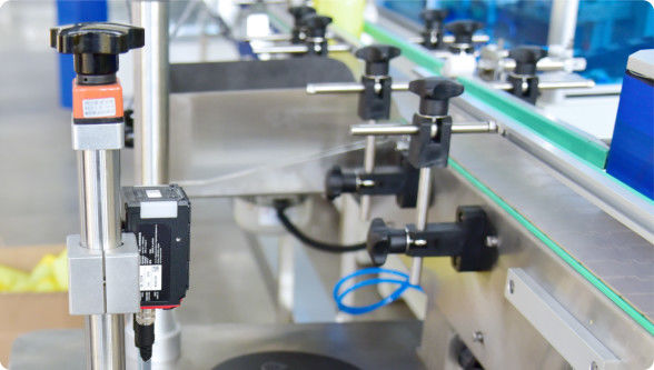 Μηχανή Διανομής Υγρών με Πολλαπλά Γεμιστικά Ακροφύσια Προσαρμοσμένης Σχεδίασης για Απρόσκοπτη Ενσωμάτωση σε Αυτοματοποιημένα Συστήματα Παραγωγής